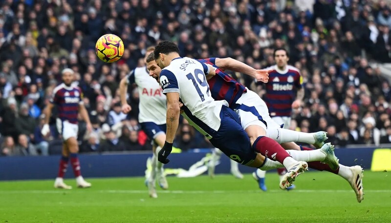Tottenham vs Newcastle - Gà Trống đụng độ Chích Chòe